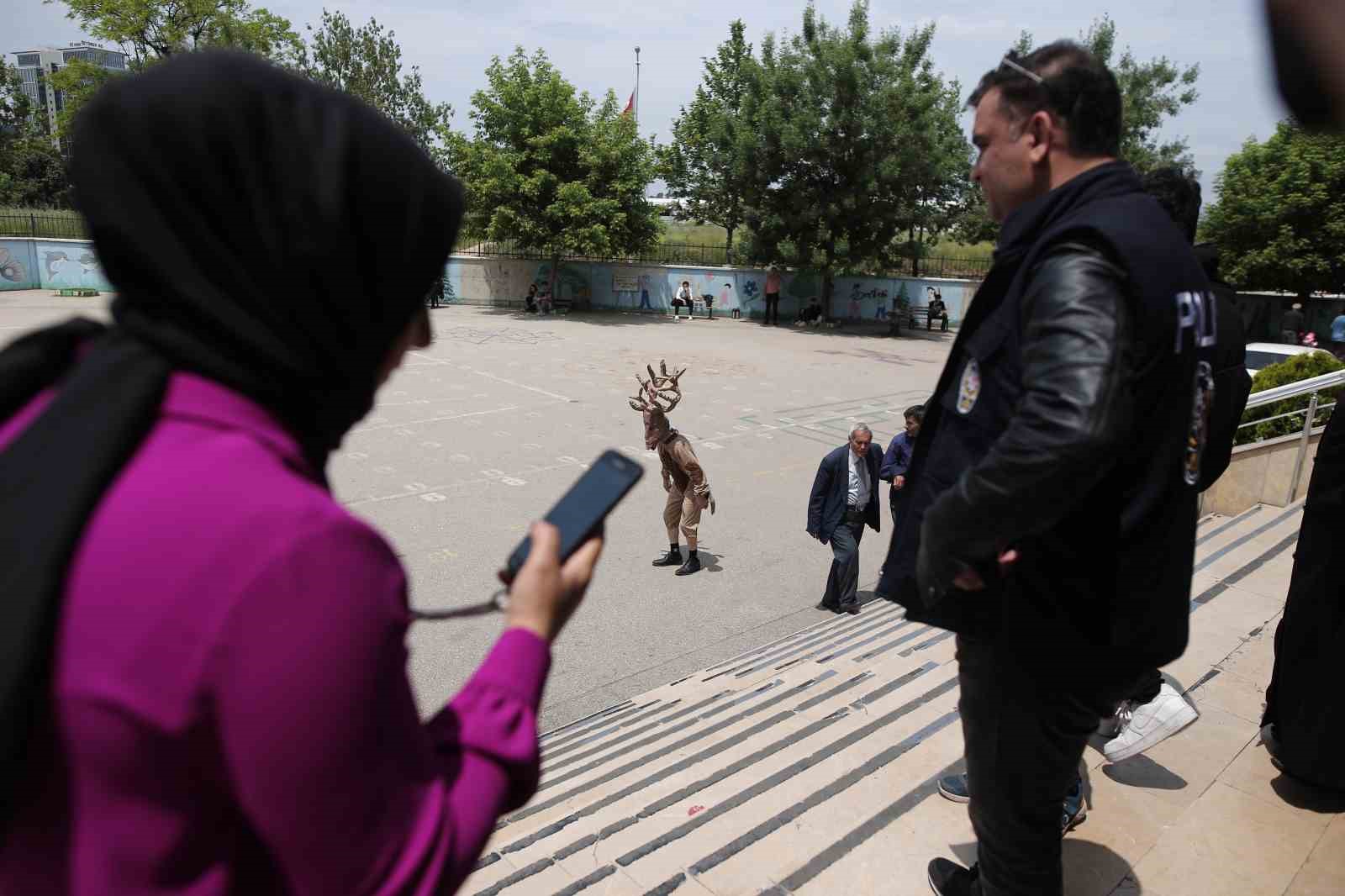 Geyik kostümüyle oy kullanmaya gelince herkes şaşkına döndü