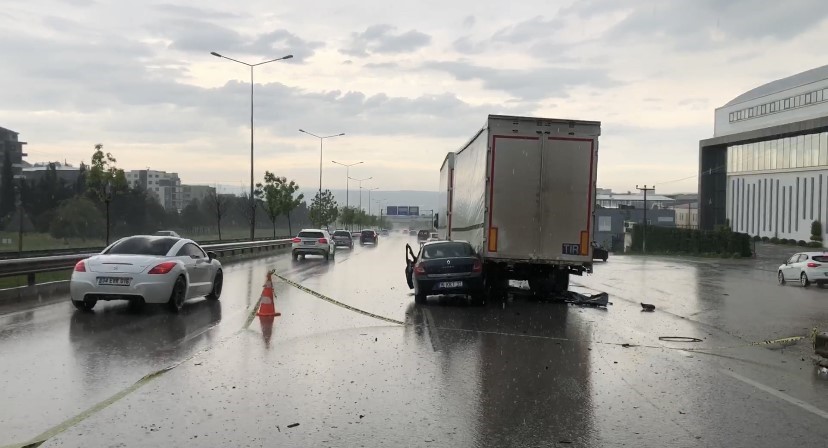 Tıra ok gibi saplanan otomobil sürücüsü hayatını kaybetti