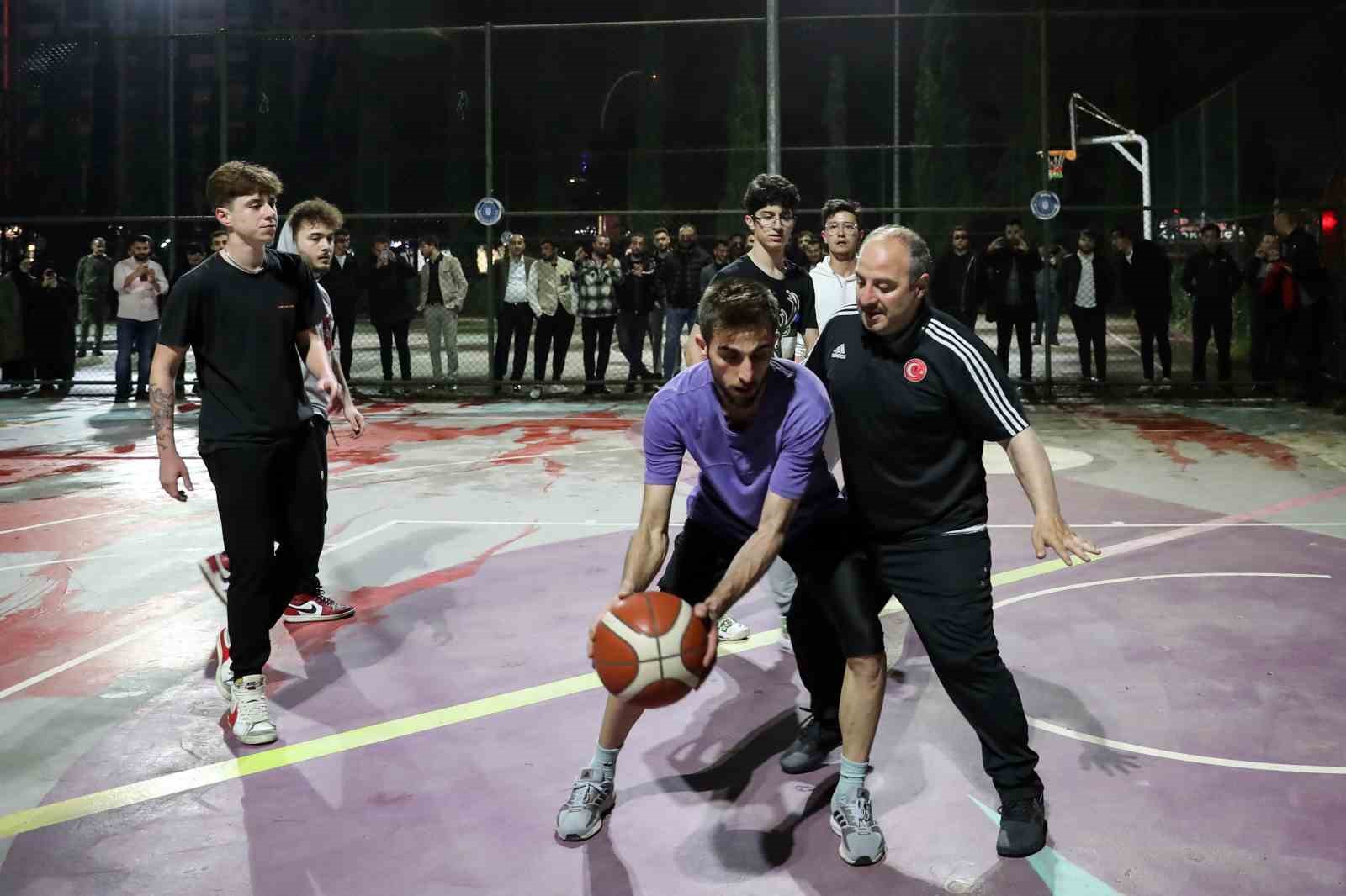 Bakan Varank, ilk kez oyunu kullanan gençlerle gece yarısı basketbol maçı yaptı