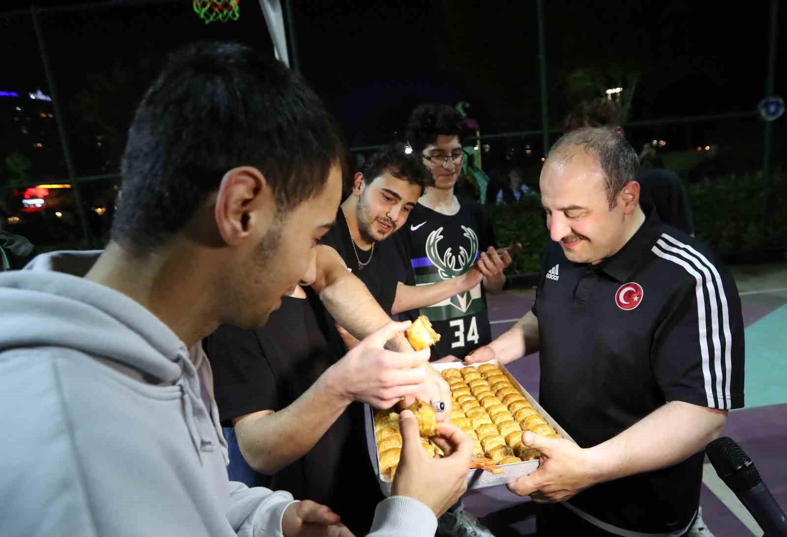 Bakan Varank, ilk kez oyunu kullanan gençlerle gece yarısı basketbol maçı yaptı