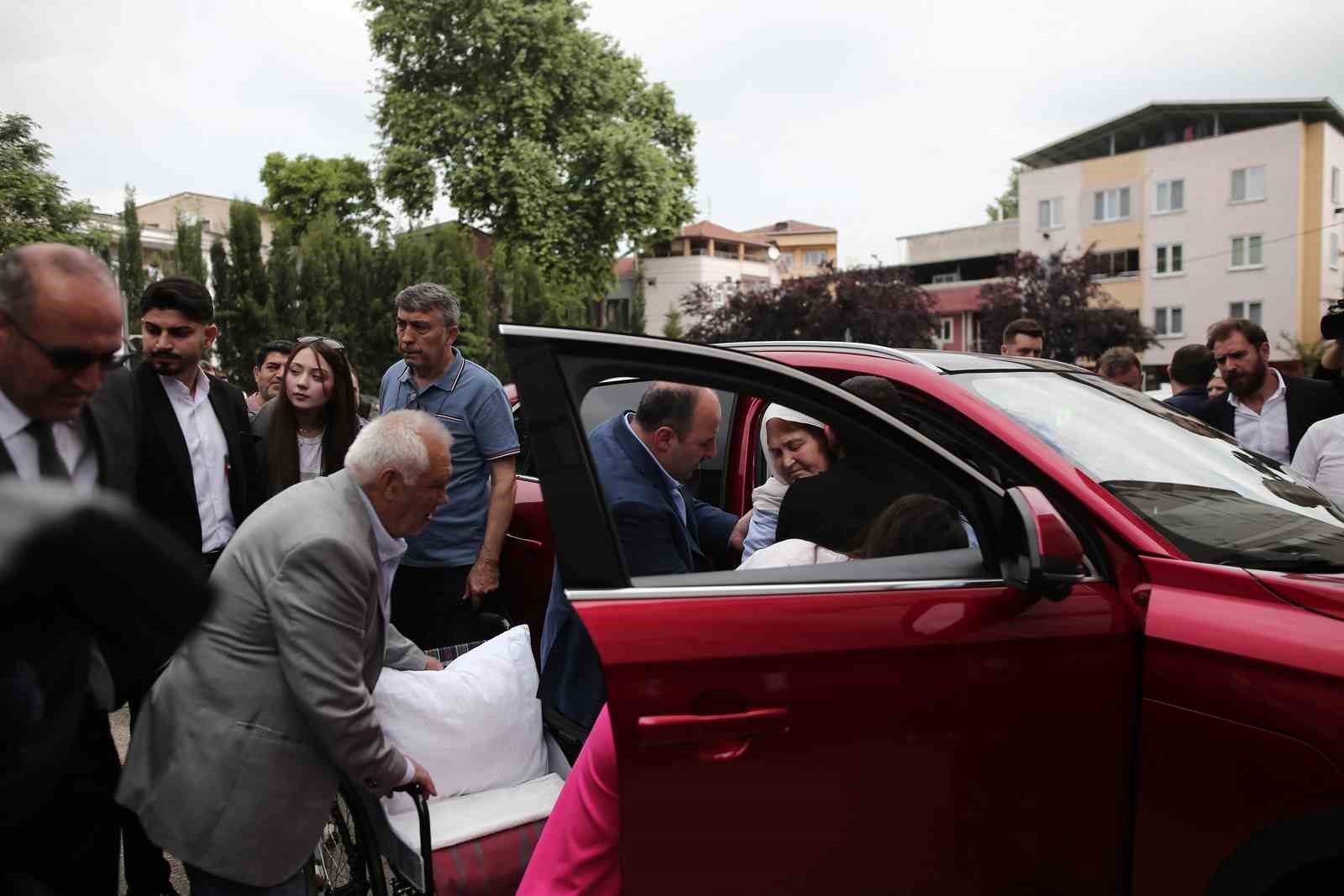 Bakan Varank, yürüme zorluğu çeken 70 yaşındaki kadını Togg ile sandığa getirdi