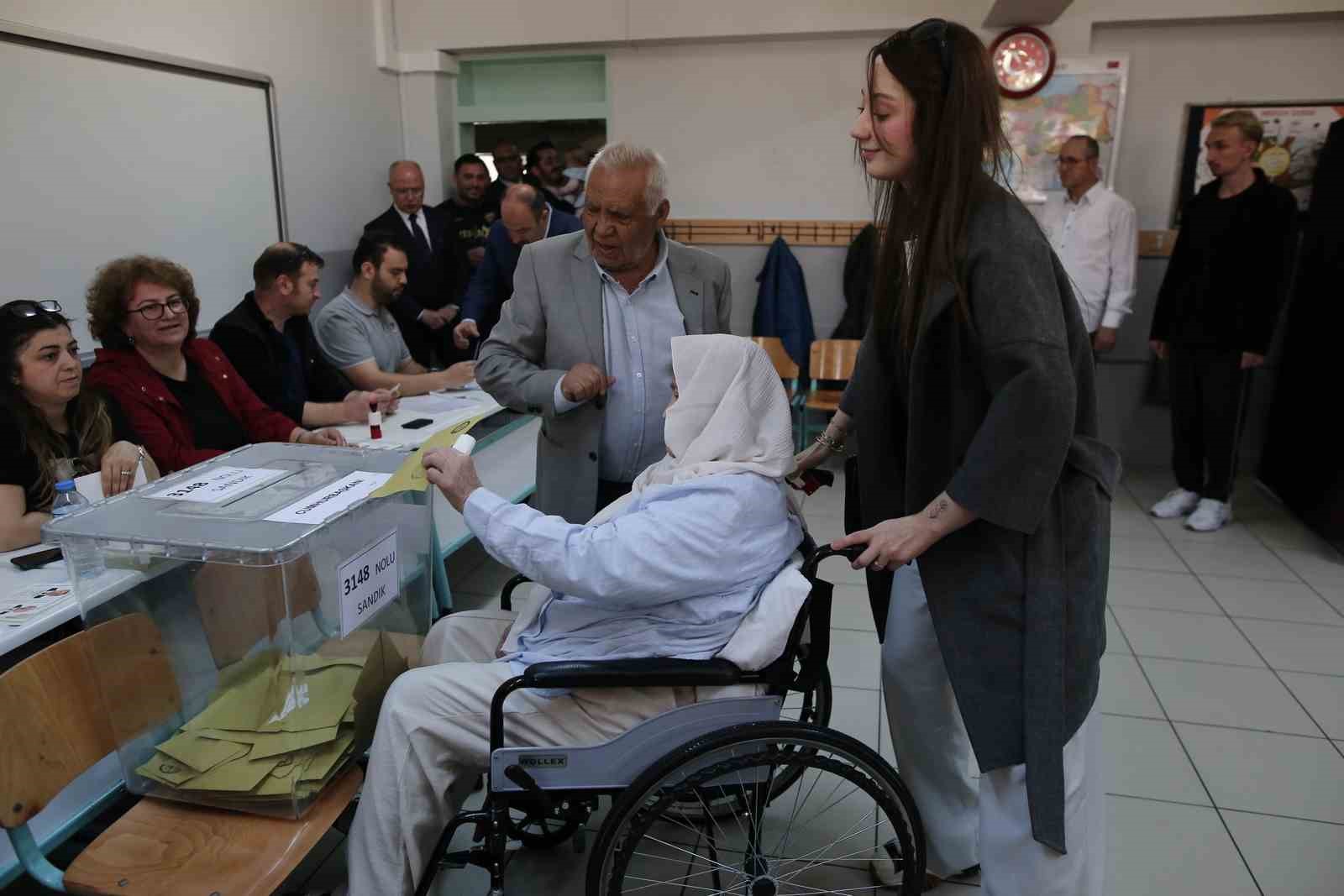 Bakan Varank, yürüme zorluğu çeken 70 yaşındaki kadını Togg ile sandığa getirdi