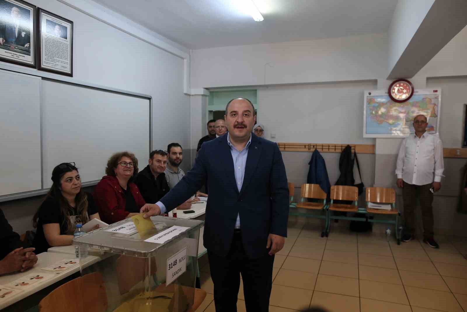 Bakan Varank, yürüme zorluğu çeken 70 yaşındaki kadını Togg ile sandığa getirdi