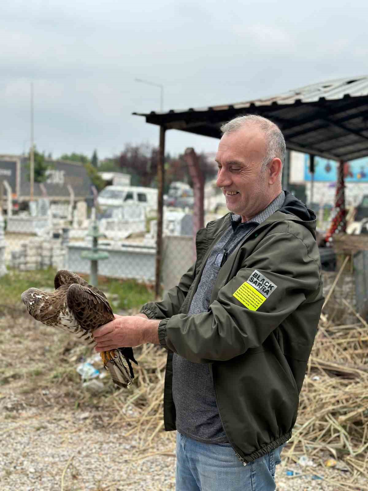 Bursa’da yaralanan şahine vatandaş sahip çıktı