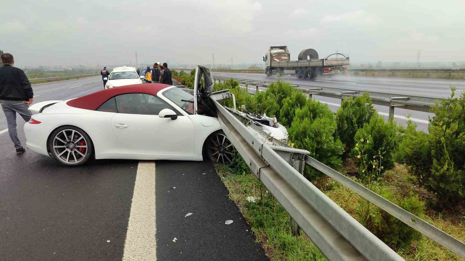 Otomobil bariyerlere girdi, kazaya duran araca başka bir otomobil çarptı: 3 yaralı