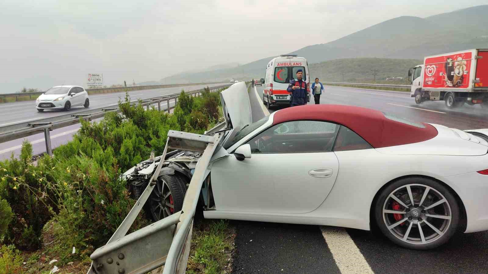 Otomobil bariyerlere girdi, kazaya duran araca başka bir otomobil çarptı: 3 yaralı