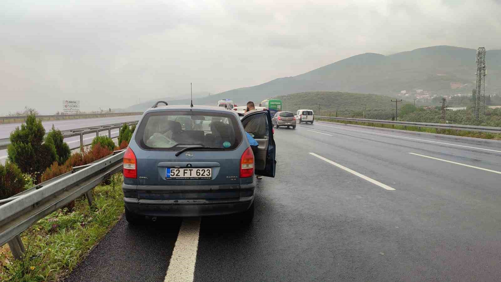 Otomobil bariyerlere girdi, kazaya duran araca başka bir otomobil çarptı: 3 yaralı