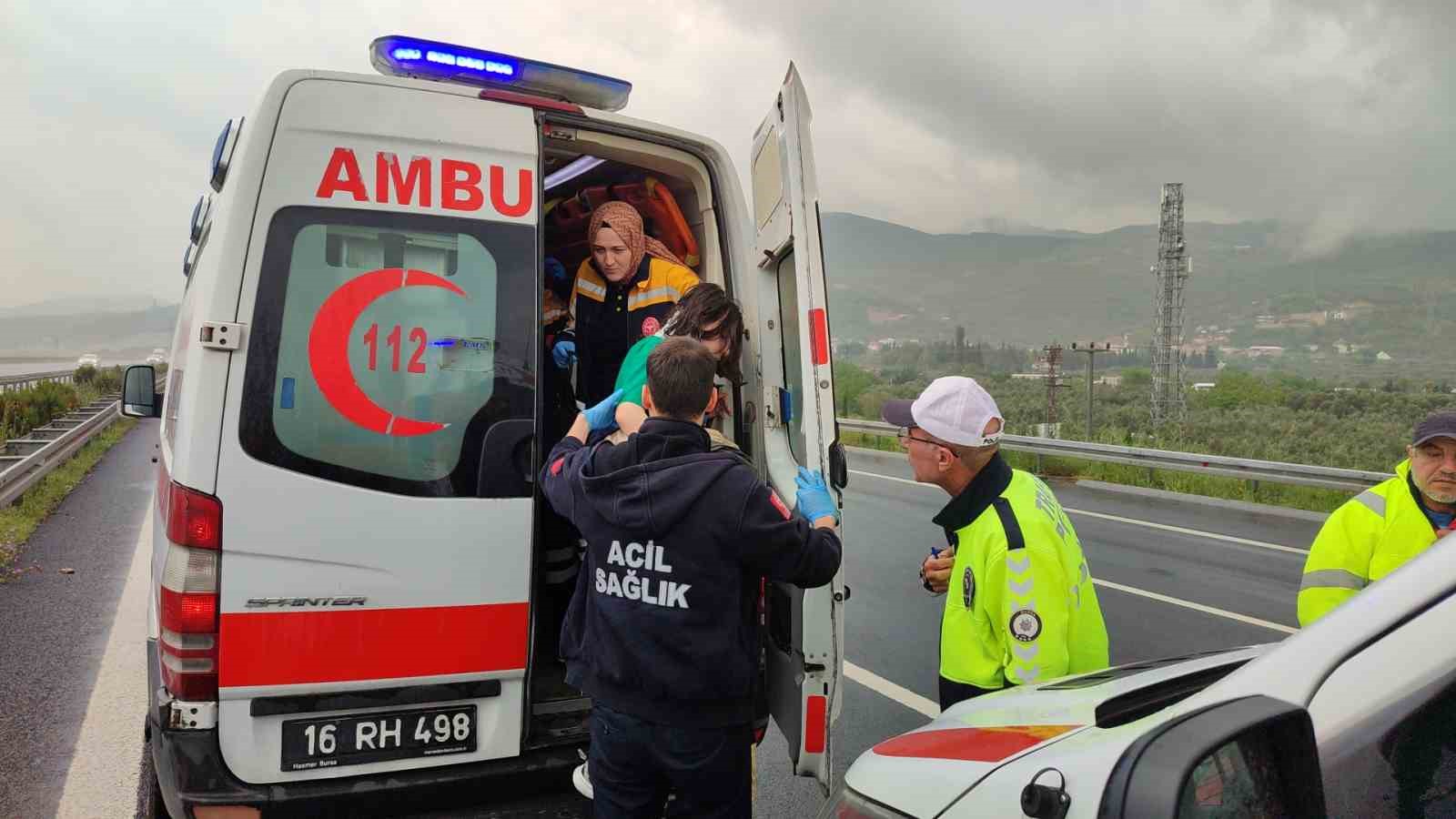 Otomobil bariyerlere girdi, kazaya duran araca başka bir otomobil çarptı: 3 yaralı