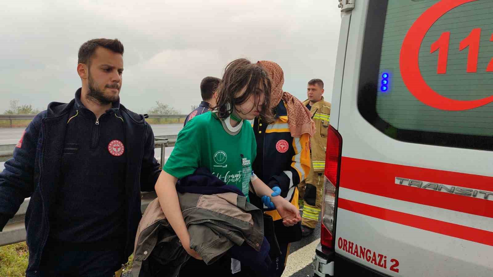 Otomobil bariyerlere girdi, kazaya duran araca başka bir otomobil çarptı: 3 yaralı