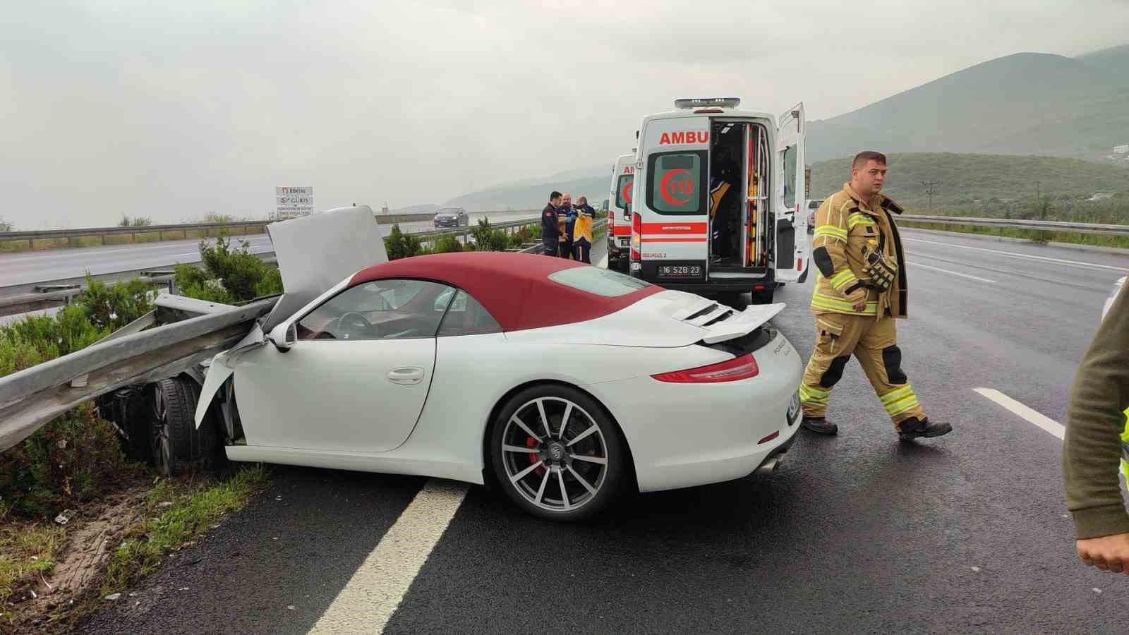 Otomobil bariyerlere girdi, kazaya duran araca başka bir otomobil çarptı: 3 yaralı