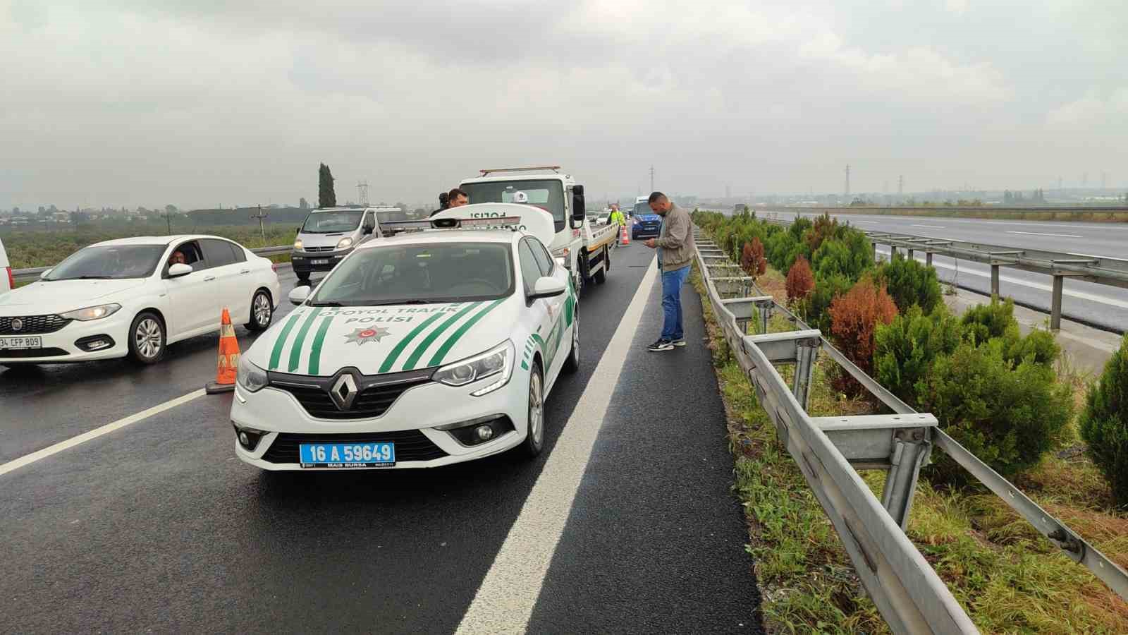 Otomobil bariyerlere girdi, kazaya duran araca başka bir otomobil çarptı: 3 yaralı