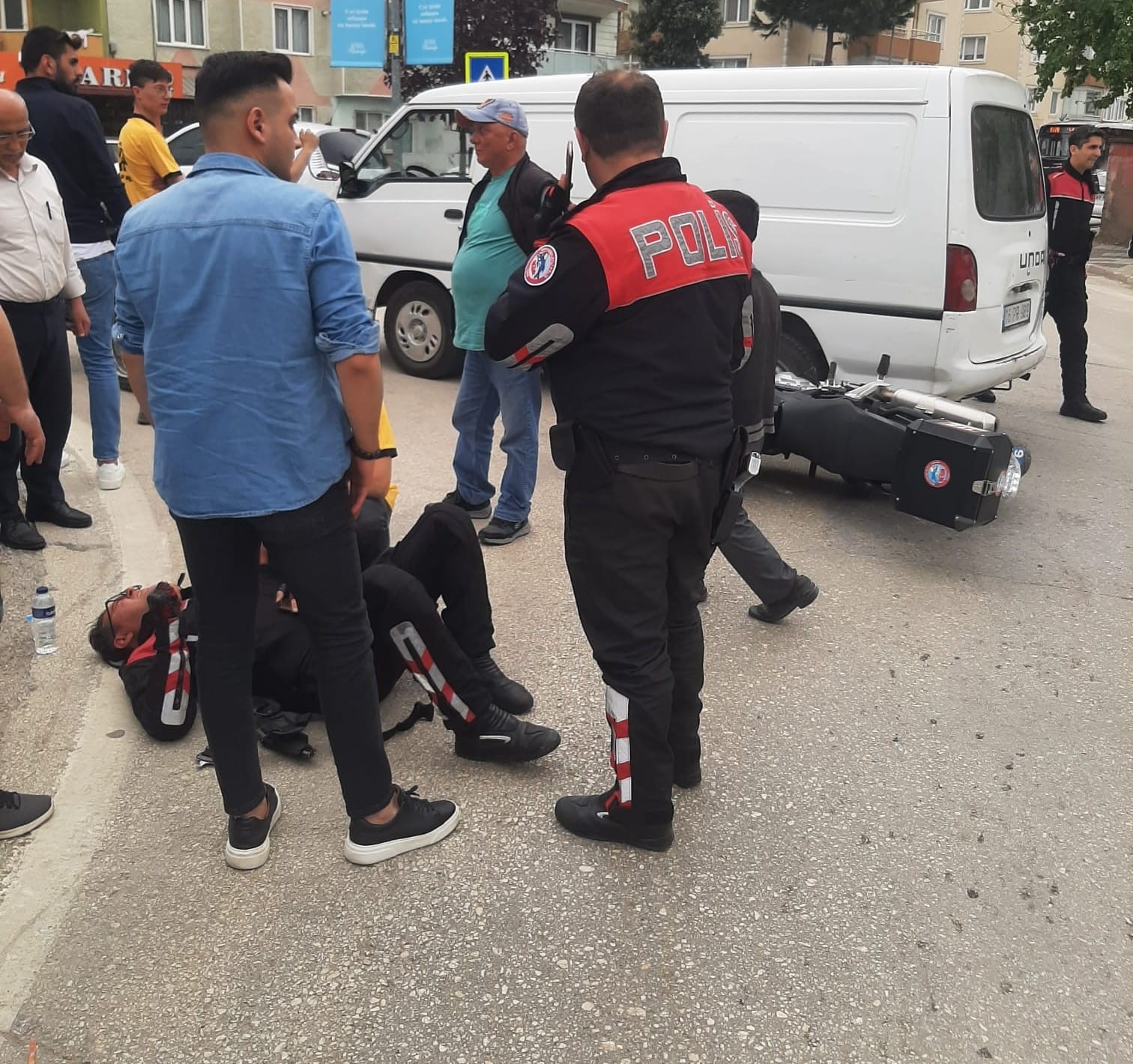 Minibüsle çarpışan motosikletli polis yaralandı