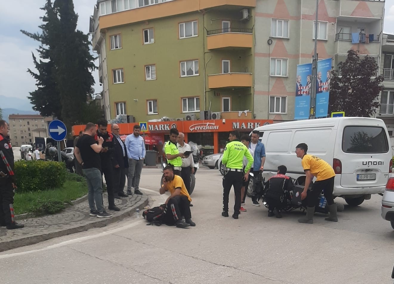 Minibüsle çarpışan motosikletli polis yaralandı