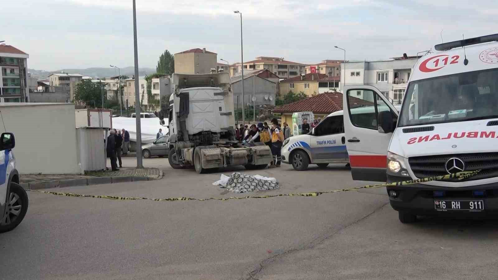 Bursa’da 74 yaşındaki kadının tırın altında kalması güvenlik kamerasına yansıdı