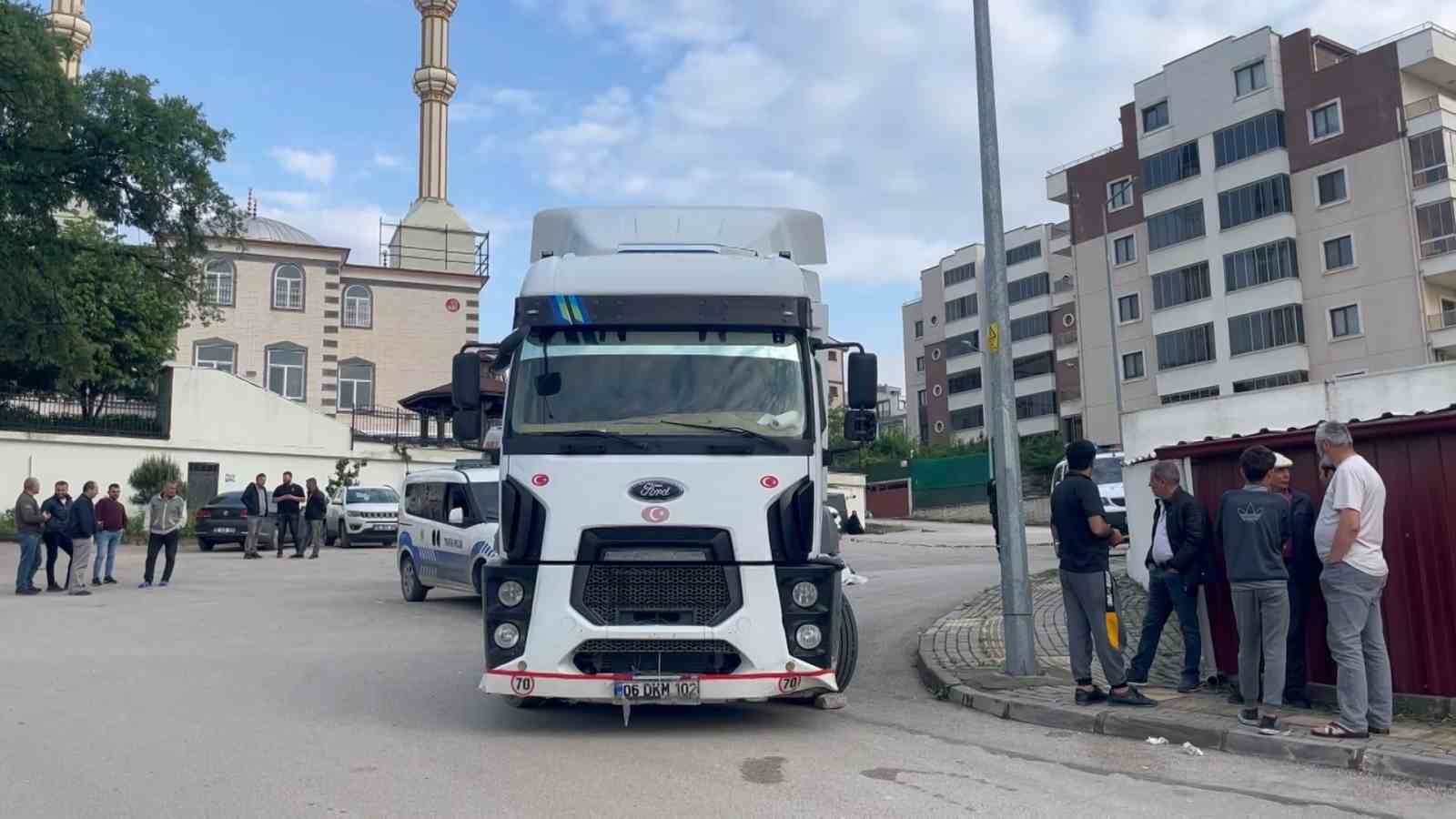 Bursa’da 74 yaşındaki kadının tırın altında kalması güvenlik kamerasına yansıdı