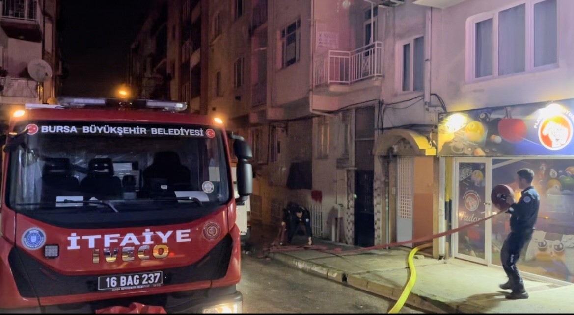 Bursa’da 5 katlı apartmanın çatı katı alev alev yandı