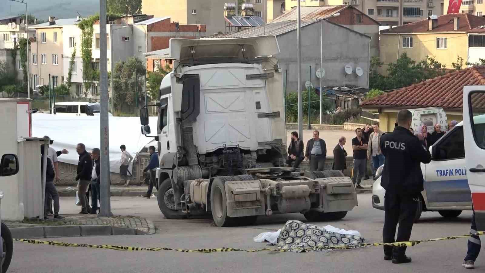 Tırın altında kalan yaşlı kadın hayatını kaybetti