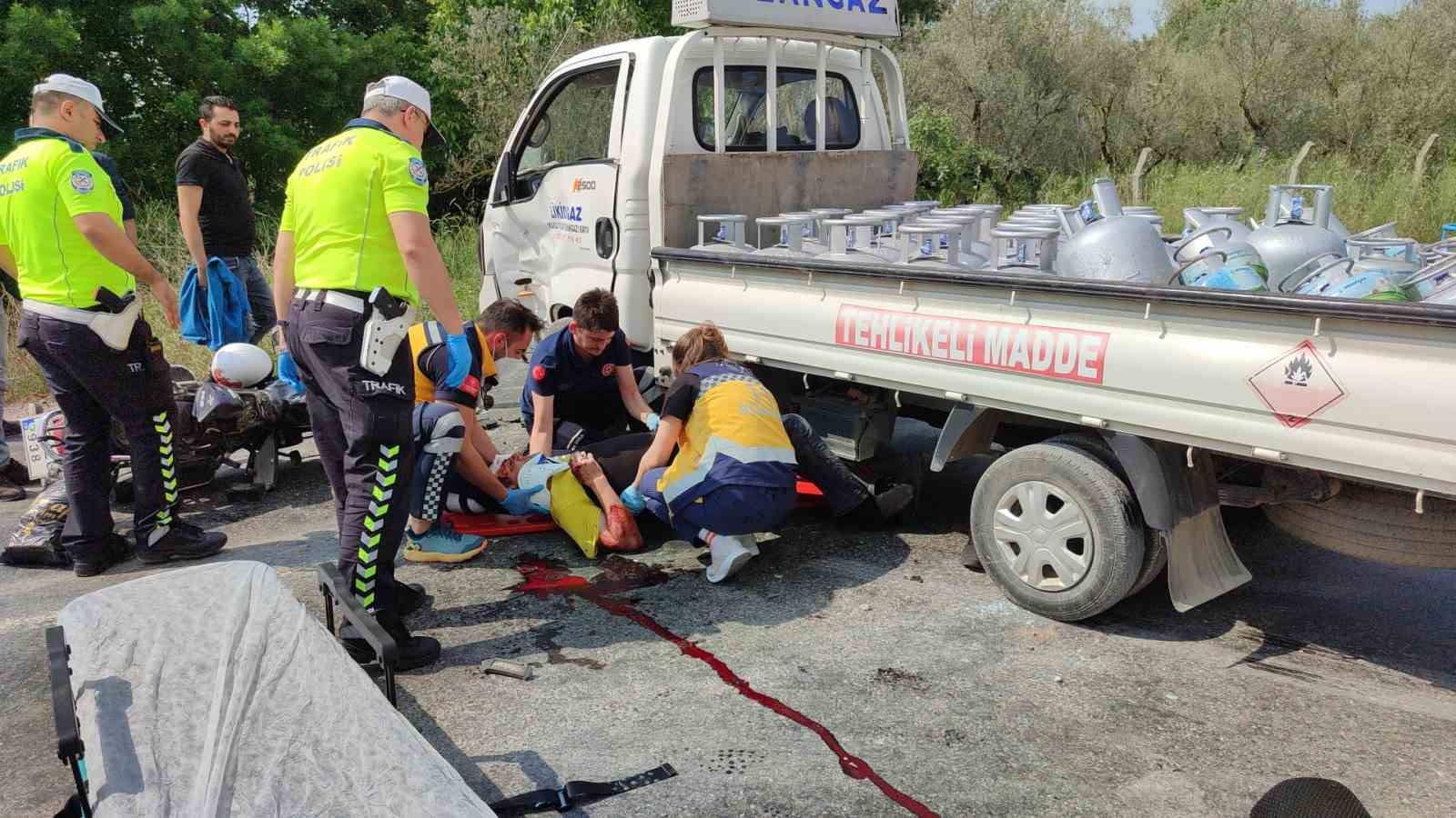 Motosiklet ile kamyonet çarpıştı: 1’i ağır 2 yaralı