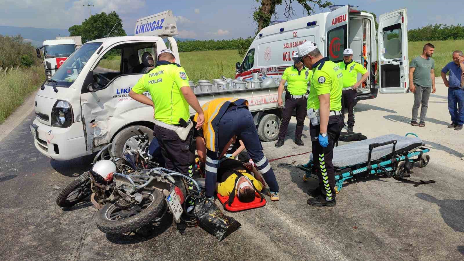 Motosiklet ile kamyonet çarpıştı: 1’i ağır 2 yaralı