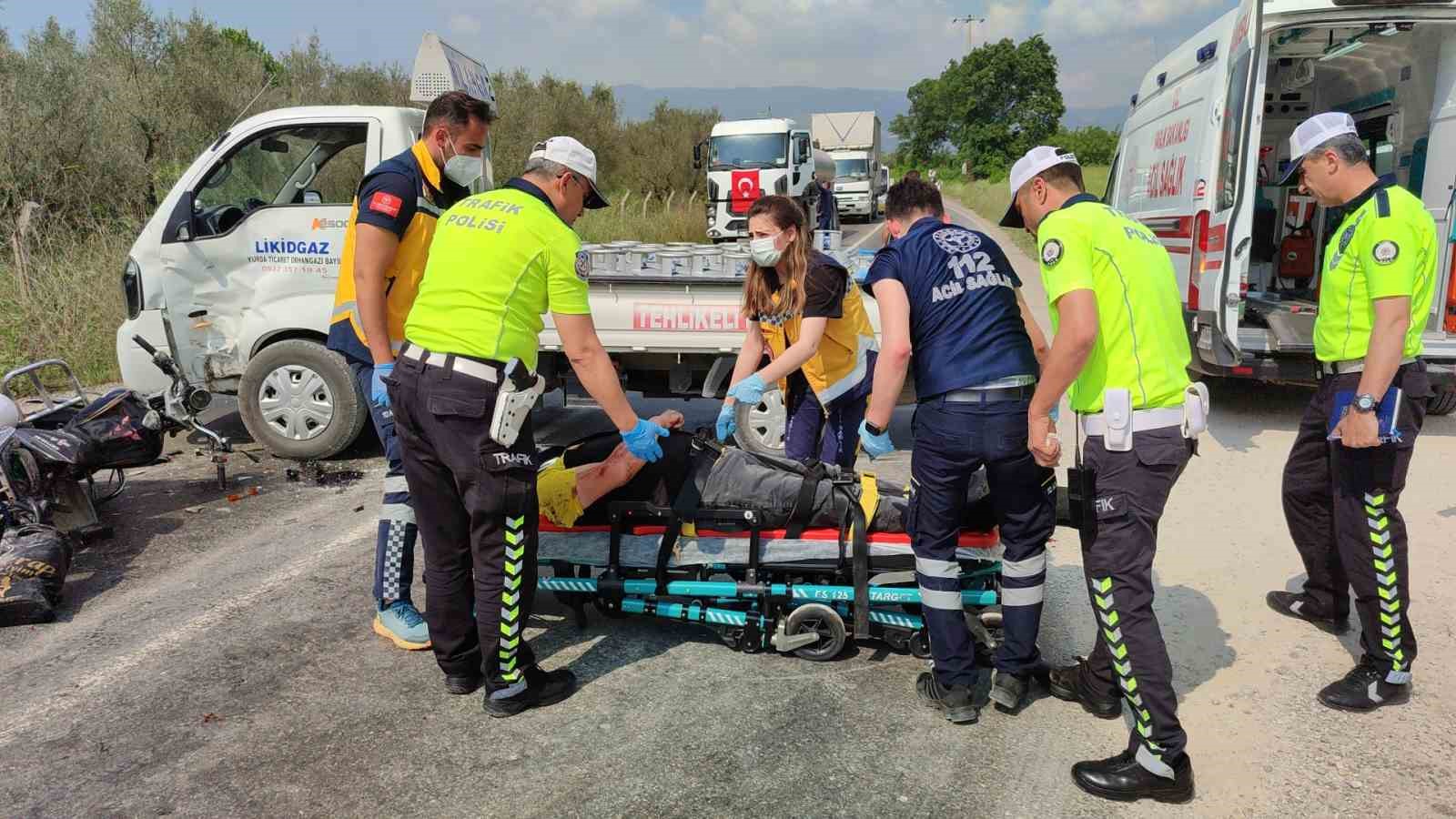 Motosiklet ile kamyonet çarpıştı: 1’i ağır 2 yaralı