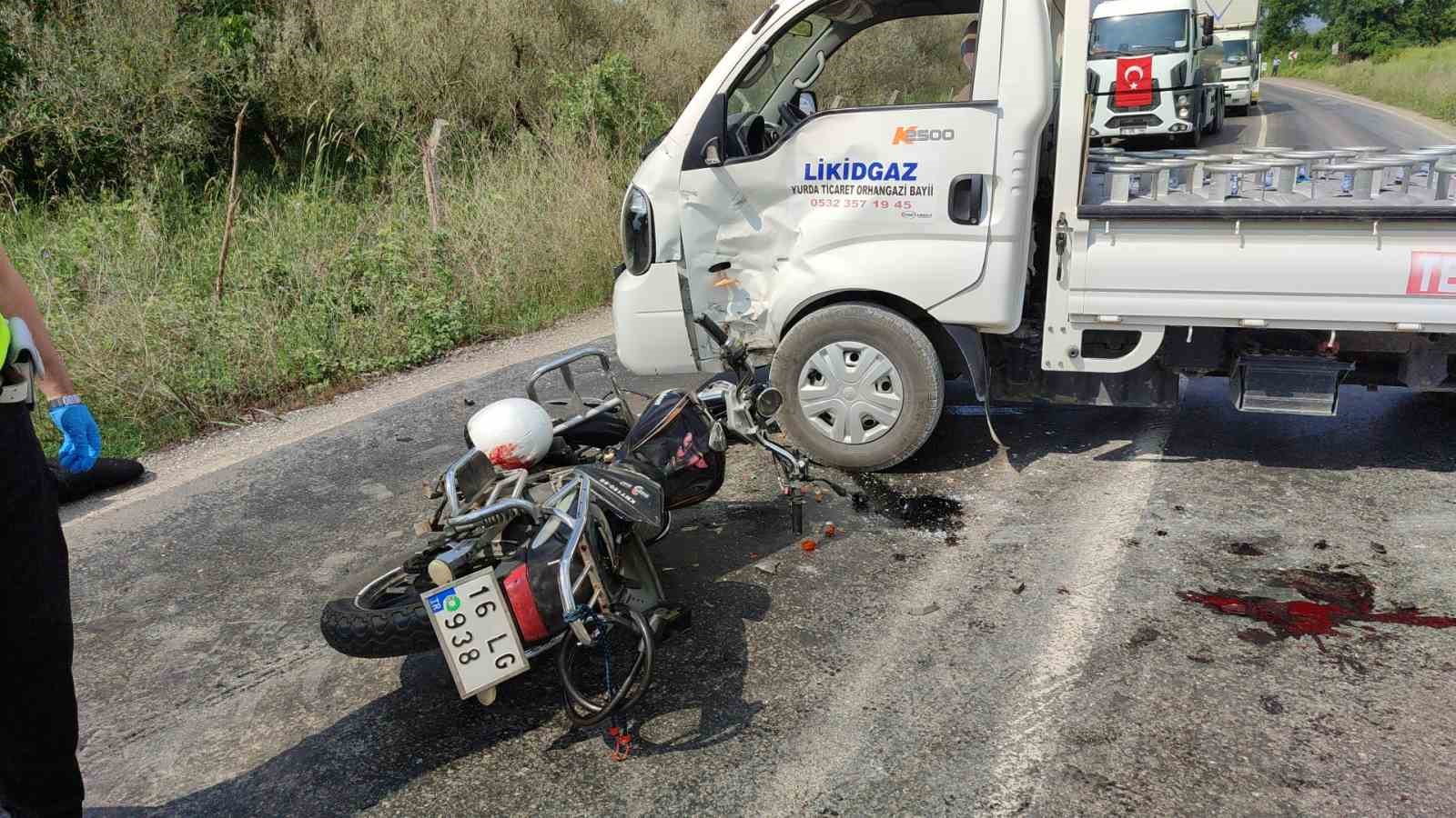 Motosiklet ile kamyonet çarpıştı: 1’i ağır 2 yaralı