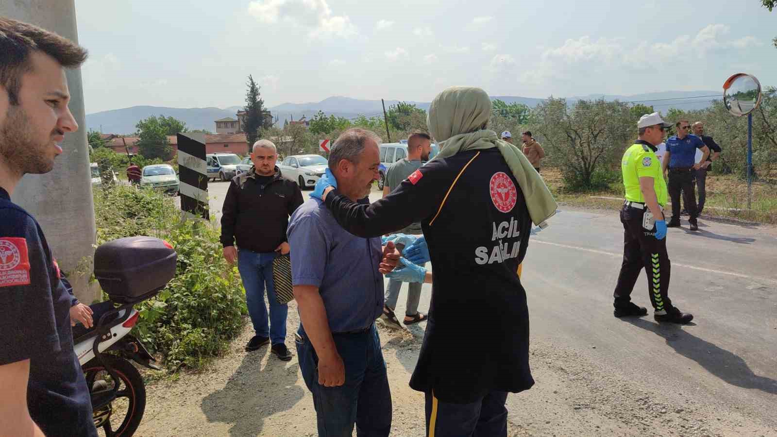 Motosiklet ile kamyonet çarpıştı: 1’i ağır 2 yaralı