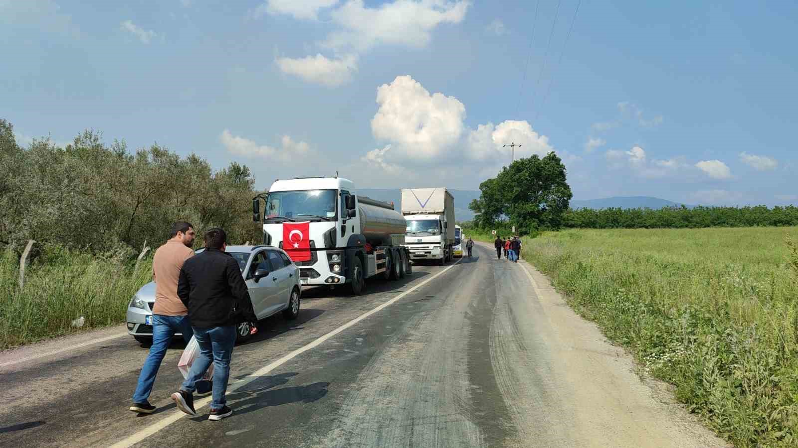 Motosiklet ile kamyonet çarpıştı: 1’i ağır 2 yaralı