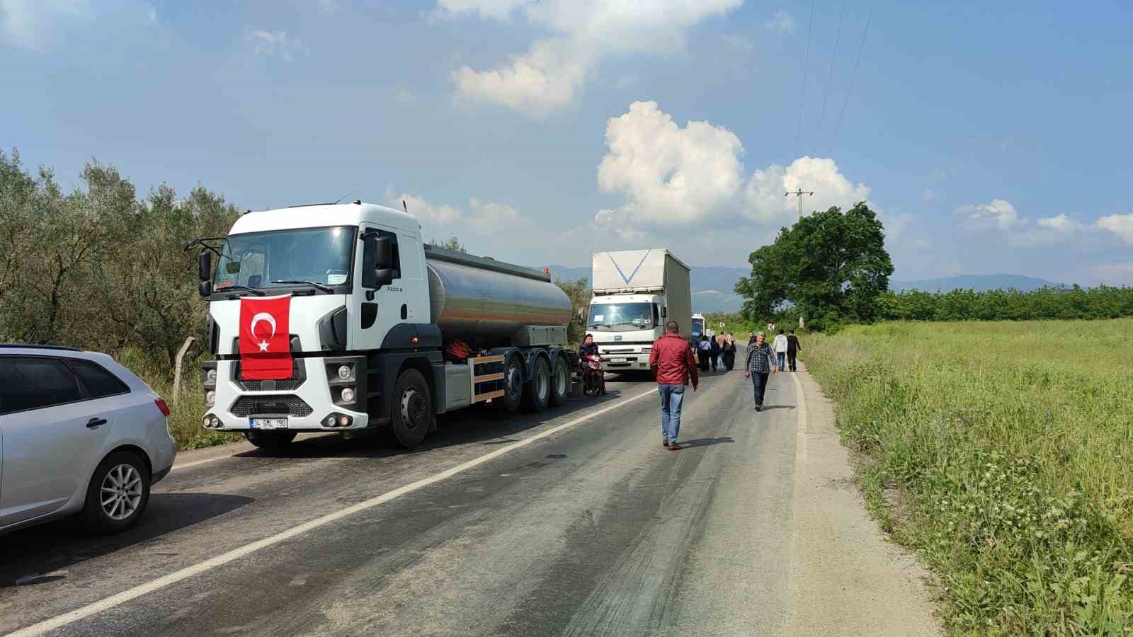 Motosiklet ile kamyonet çarpıştı: 1’i ağır 2 yaralı