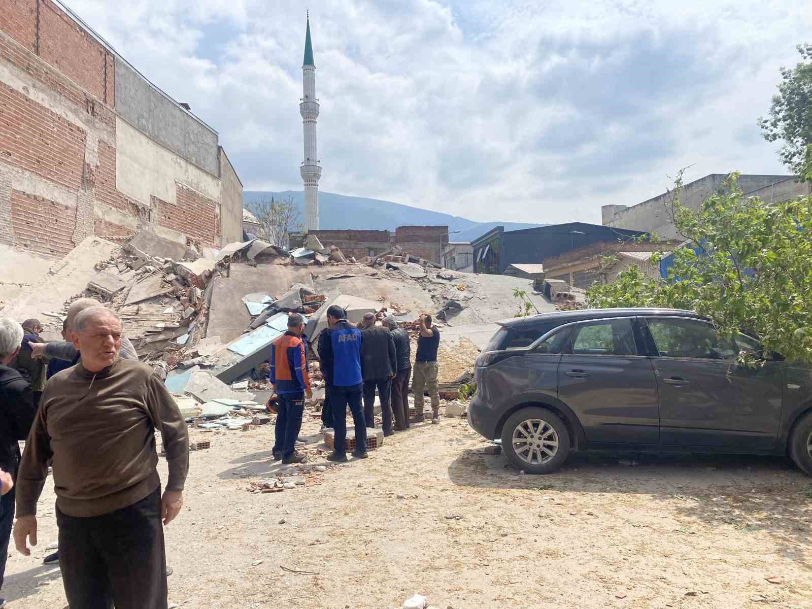 Bursa merkez Yıldırım ilçesi Anadolu Mahallesi Karlıdağ Caddesi’nde kullanılmayan 4 katlı bina yıkım sırasında bir anda çöktü. Bölgeye çok sayıda sağlık, polis, itfaiye ve AFAD ekipleri sevk edildi. Ekipler enkaz altında biri olmasına karşın arama çalışmalarına başladı.