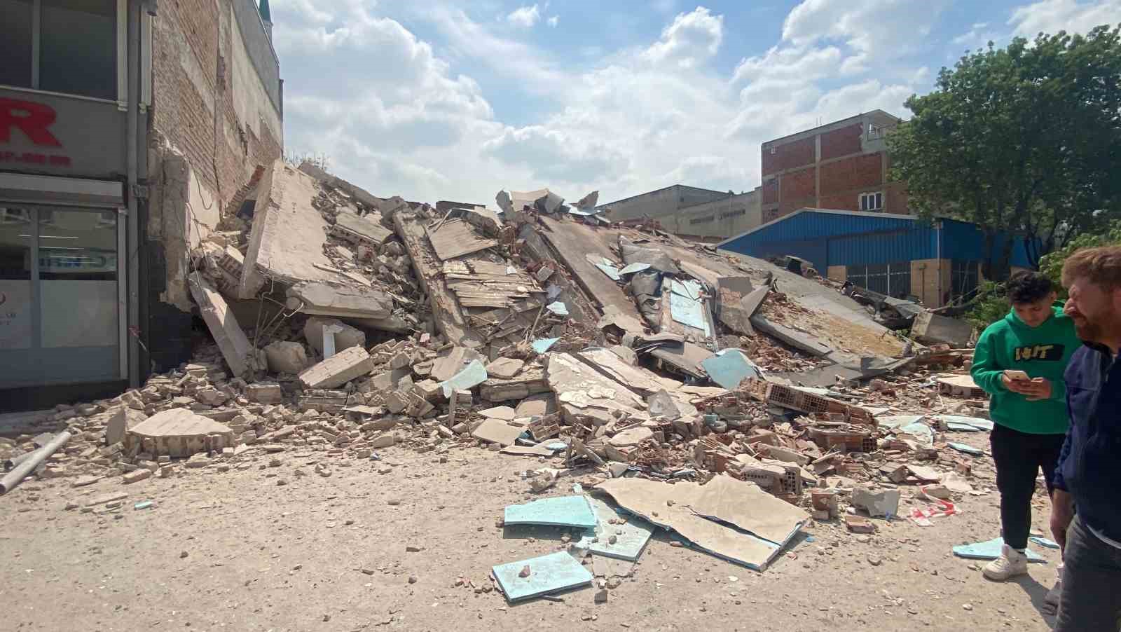 Bursa merkez Yıldırım ilçesi Anadolu Mahallesi Karlıdağ Caddesi’nde kullanılmayan 4 katlı bina yıkım sırasında bir anda çöktü. Bölgeye çok sayıda sağlık, polis, itfaiye ve AFAD ekipleri sevk edildi. Ekipler enkaz altında biri olmasına karşın arama çalışmalarına başladı.