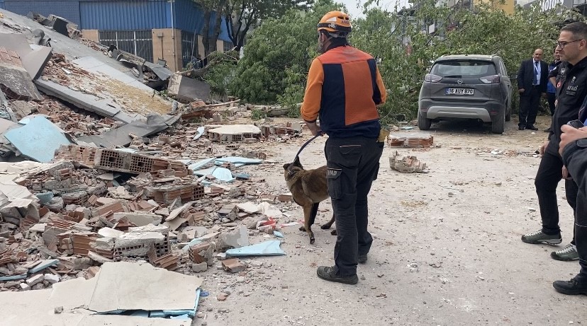 Bursa merkez Yıldırım ilçesi Anadolu Mahallesi Karlıdağ Caddesi’nde kullanılmayan 4 katlı bina yıkım sırasında bir anda çöktü. Bölgeye çok sayıda sağlık, polis, itfaiye ve AFAD ekipleri sevk edildi. Ekipler enkaz altında biri olmasına karşın arama çalışmalarına başladı.