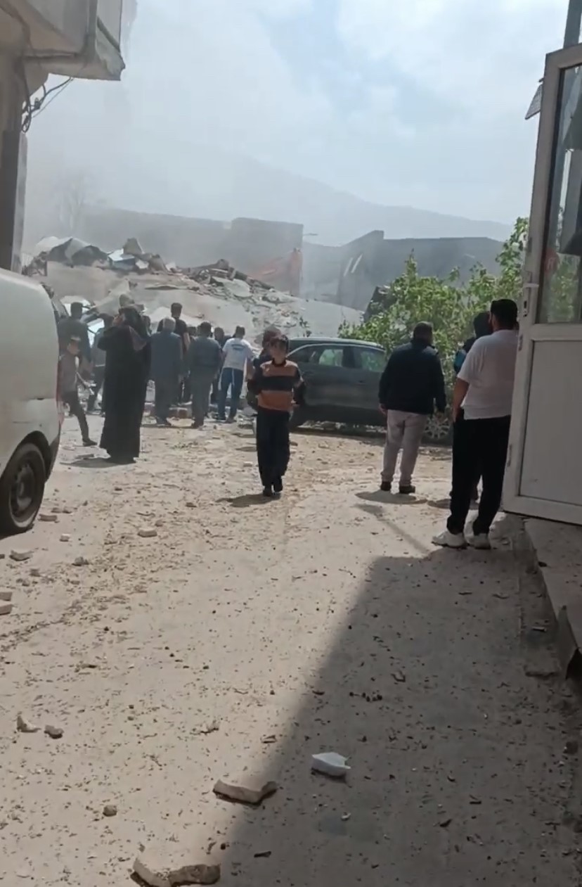 Bursa merkez Yıldırım ilçesi Anadolu Mahallesi Karlıdağ Caddesi’nde kullanılmayan 4 katlı bina yıkım sırasında bir anda çöktü. Bölgeye çok sayıda sağlık, polis, itfaiye ve AFAD ekipleri sevk edildi. Ekipler enkaz altında biri olmasına karşın arama çalışmalarına başladı.