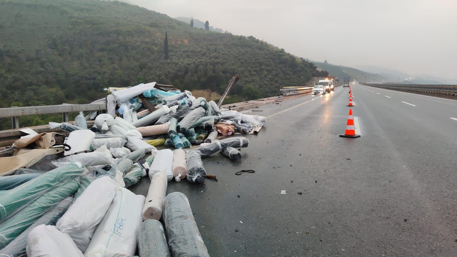 Gemlik’te kontrolden çıkan tır dere yatağına düştü: 1 ölü