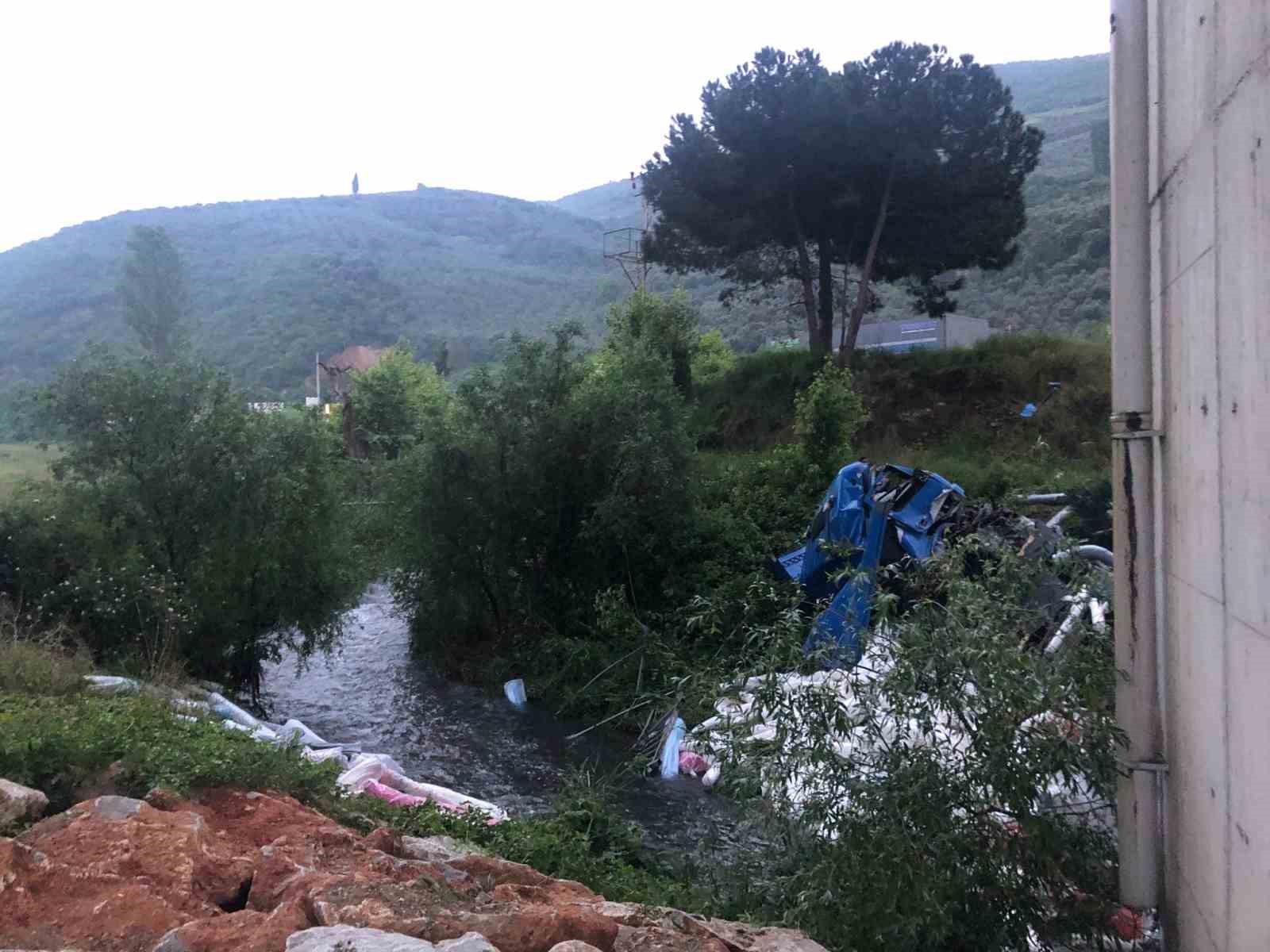 Gemlik’te kontrolden çıkan tır dere yatağına düştü: 1 ölü