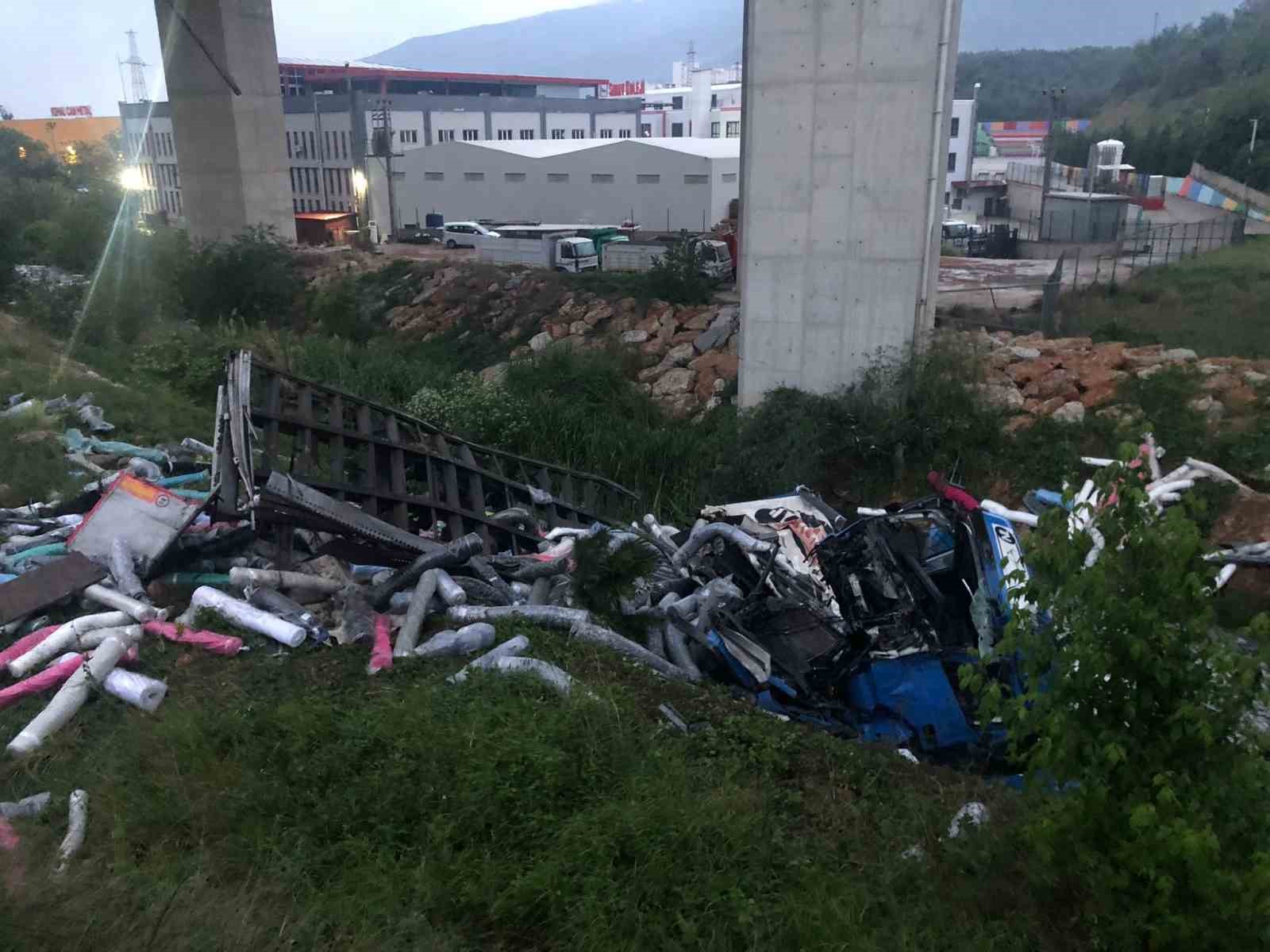 Gemlik’te kontrolden çıkan tır dere yatağına düştü: 1 ölü