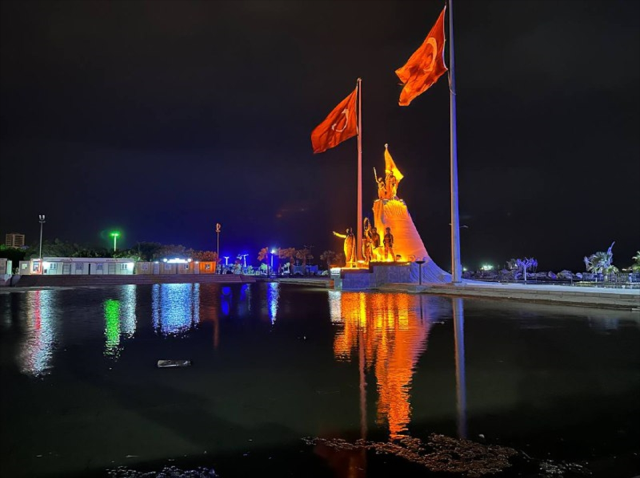 İskenderun'da deniz seviyesi yükseldi! Caddeler göle döndü