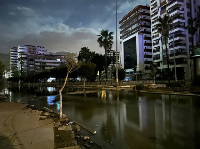 İskenderun'da deniz seviyesi yükseldi! Caddeler göle döndü