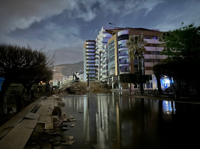 İskenderun'da deniz seviyesi yükseldi! Caddeler göle döndü