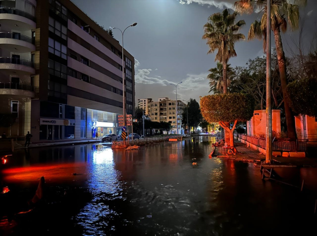 İskenderun'da deniz seviyesi yükseldi! Caddeler göle döndü