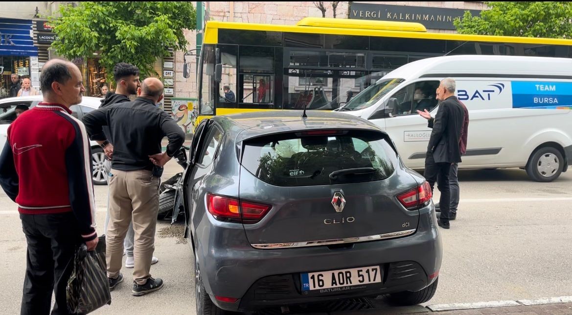 Yolcu indiren halk otobüsüne ters şeritten gelen otomobil çarptı : 1 yaralı