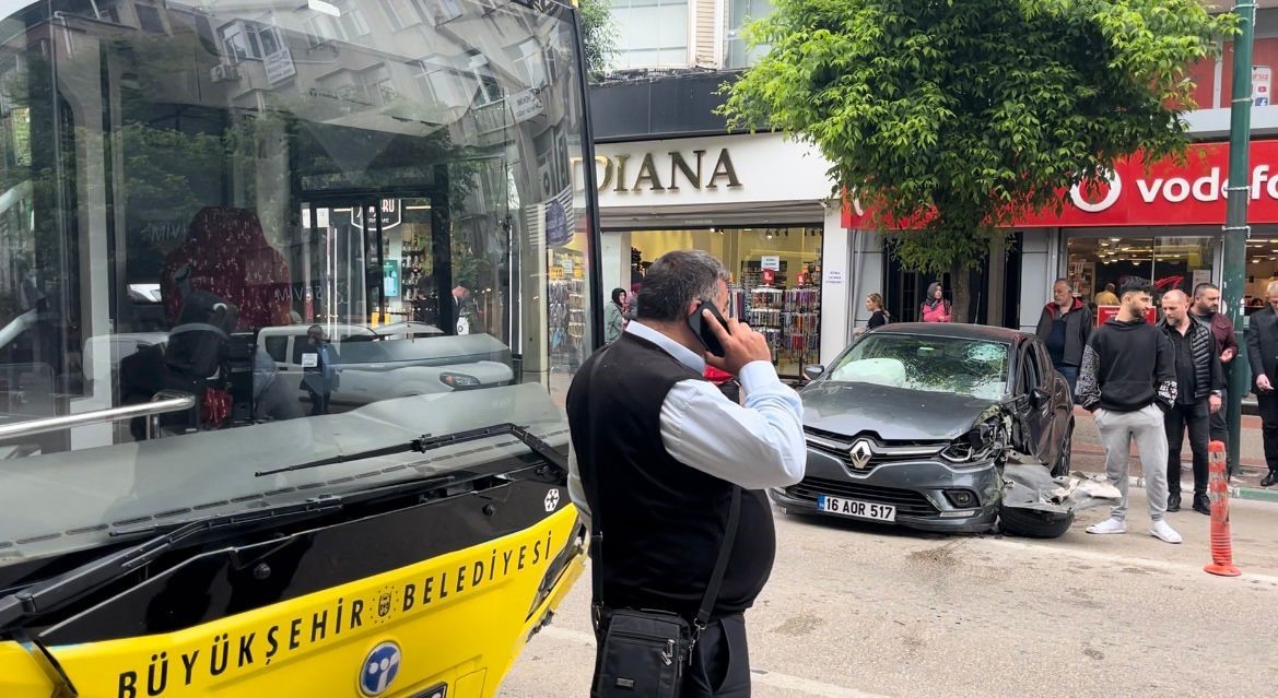 Yolcu indiren halk otobüsüne ters şeritten gelen otomobil çarptı : 1 yaralı