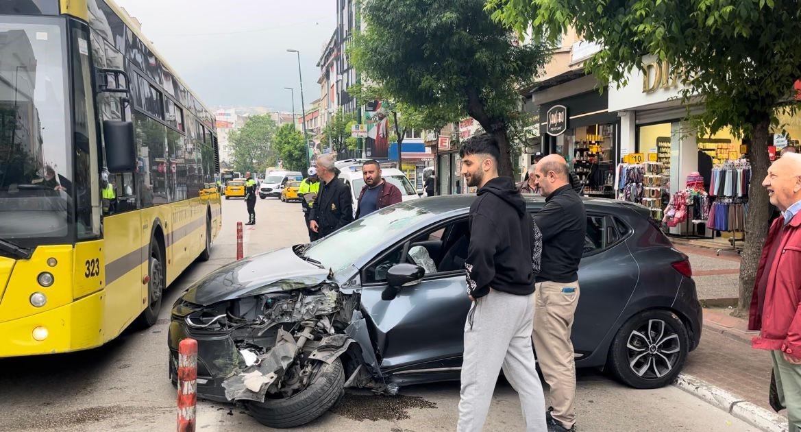 Yolcu indiren halk otobüsüne ters şeritten gelen otomobil çarptı : 1 yaralı