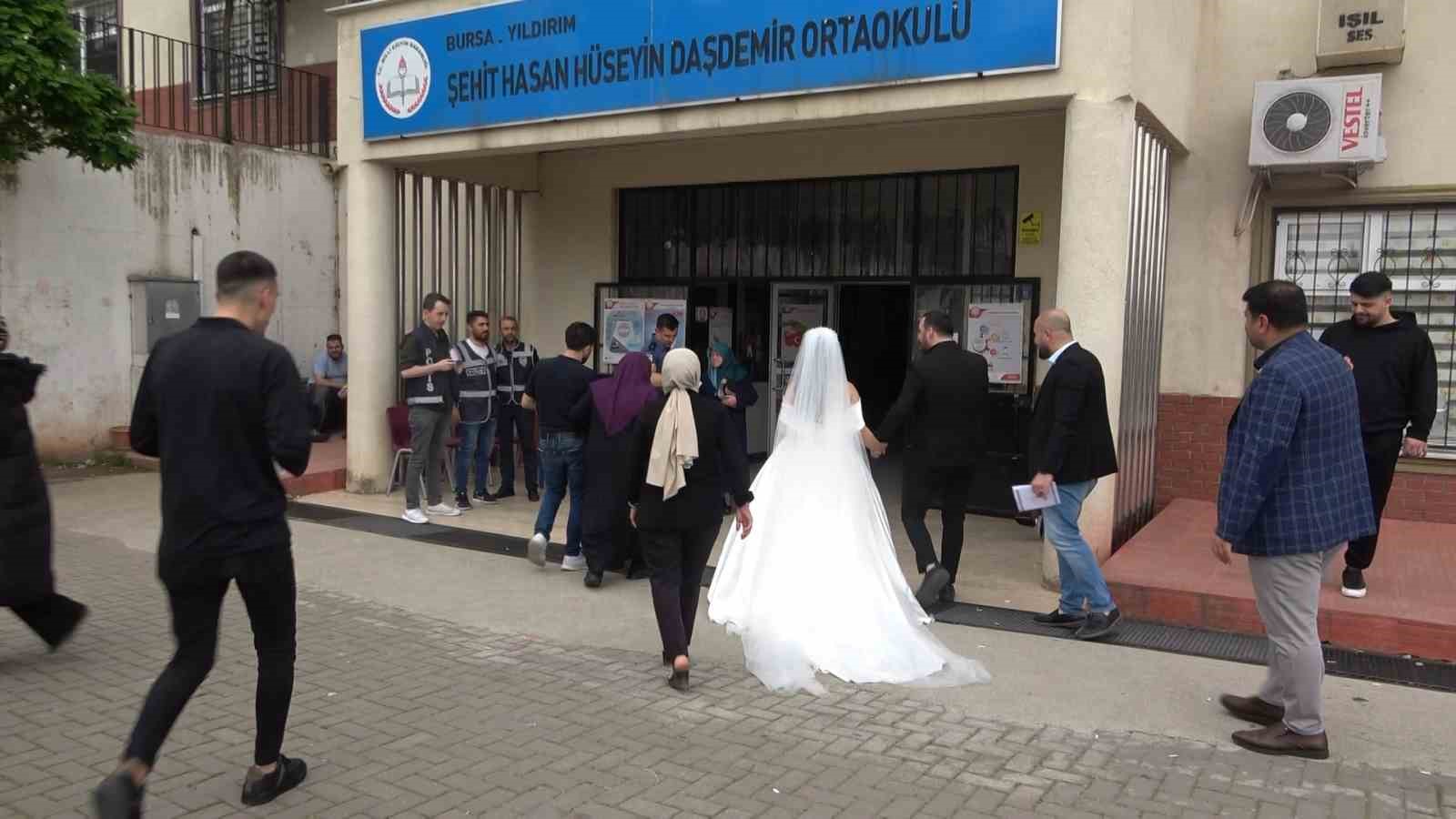 Düğünlerini yarıda kesip oy kullanmaya geldiler, vatandaşlardan alkış aldılar