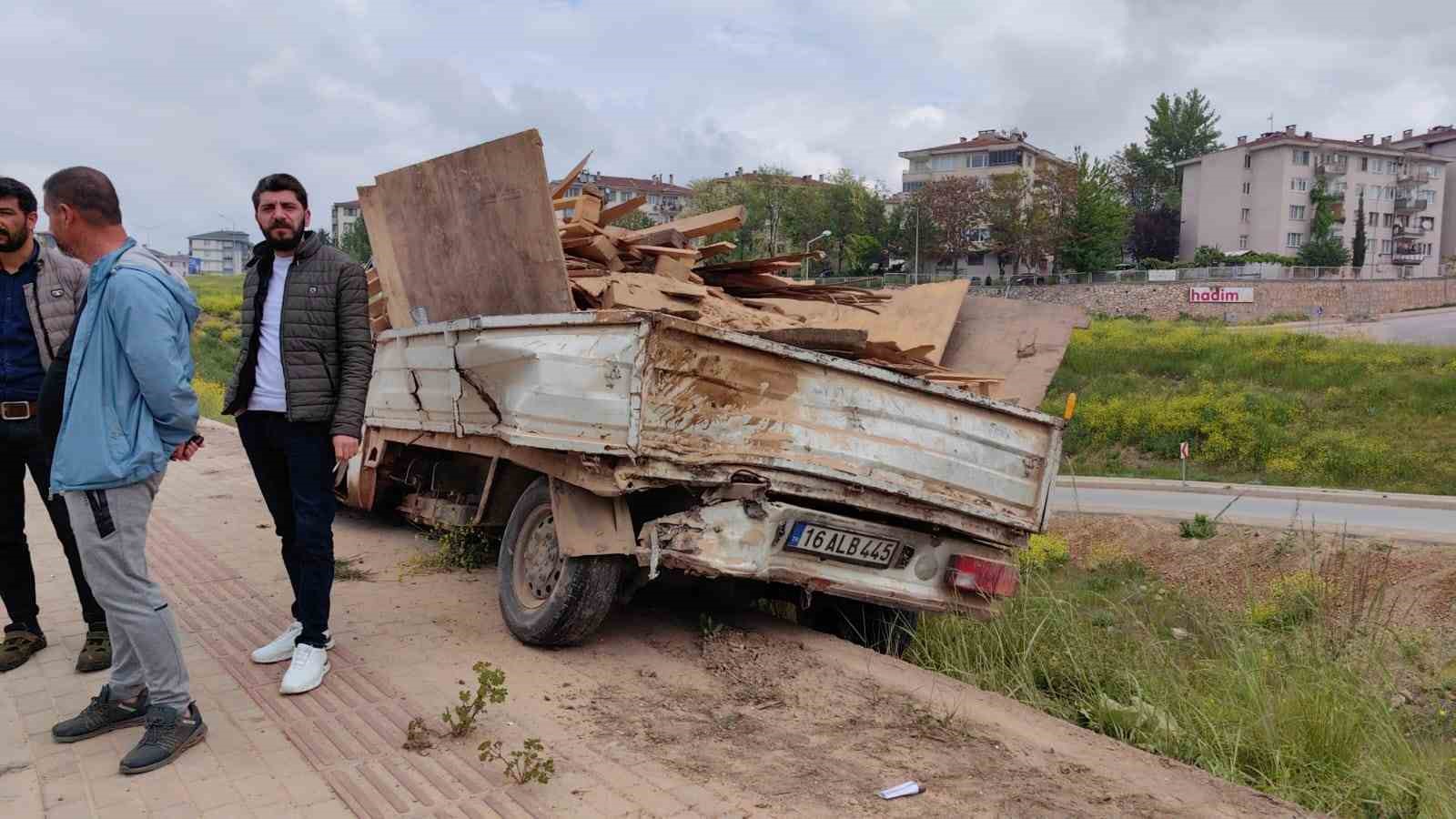 Tır önce kamyonete sonra hafif ticari araca çarptı: 1 yaralı