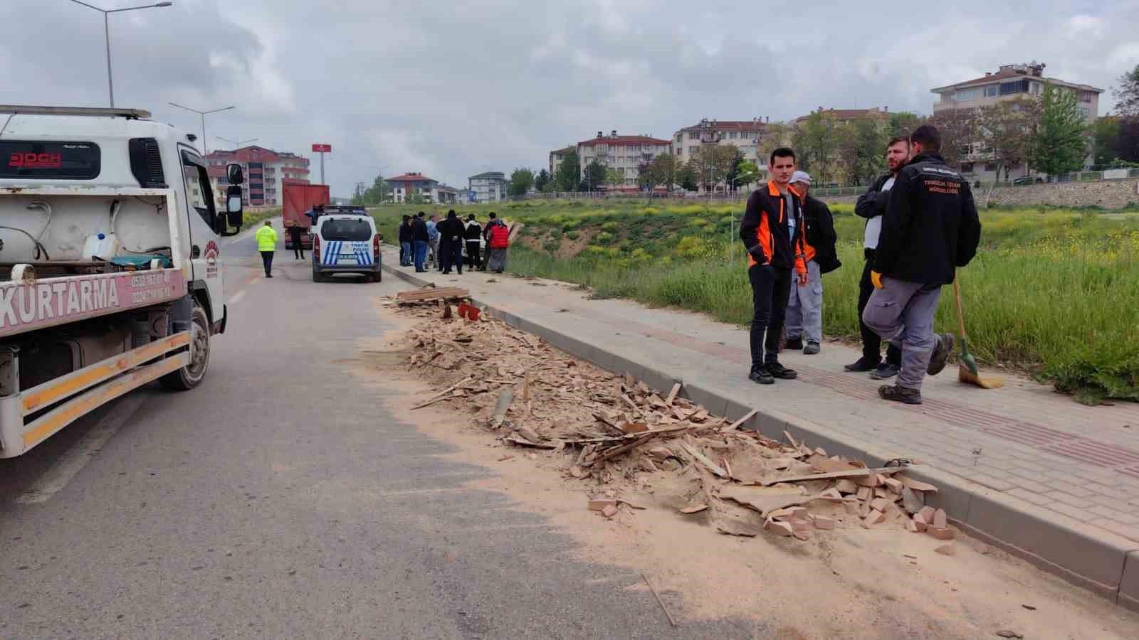 Tır önce kamyonete sonra hafif ticari araca çarptı: 1 yaralı