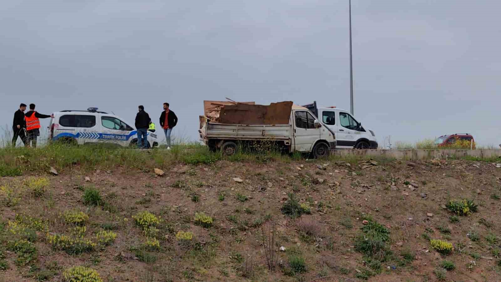 Tır önce kamyonete sonra hafif ticari araca çarptı: 1 yaralı