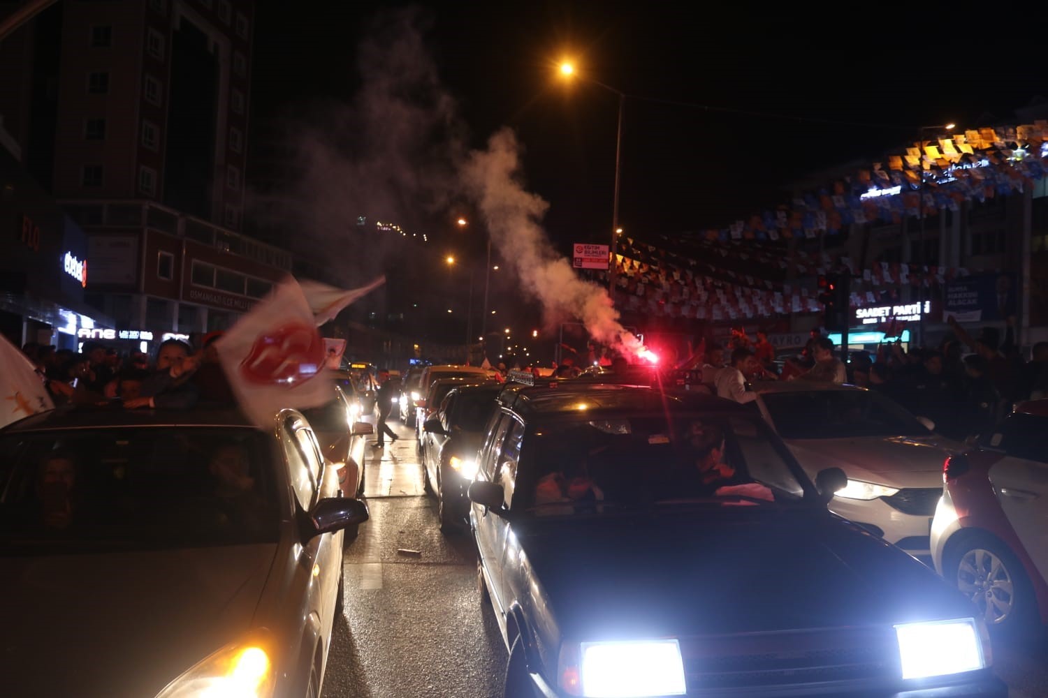 Bursa’da Cumhur İttifakı destekçileri kent merkezine akın etti