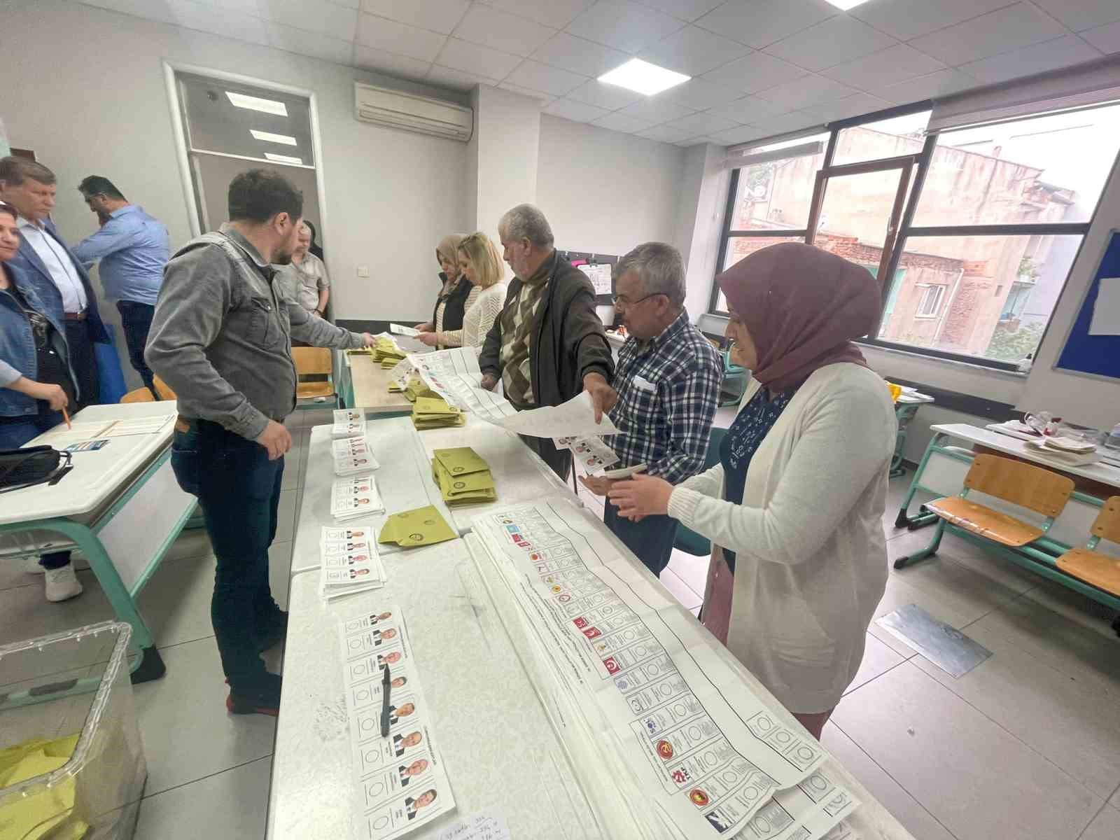 Bursa’da da sandıklar açılmaya başlandı