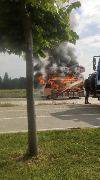 Bursa’da kokoreç aracının alev alev yandığı anlar kamerada