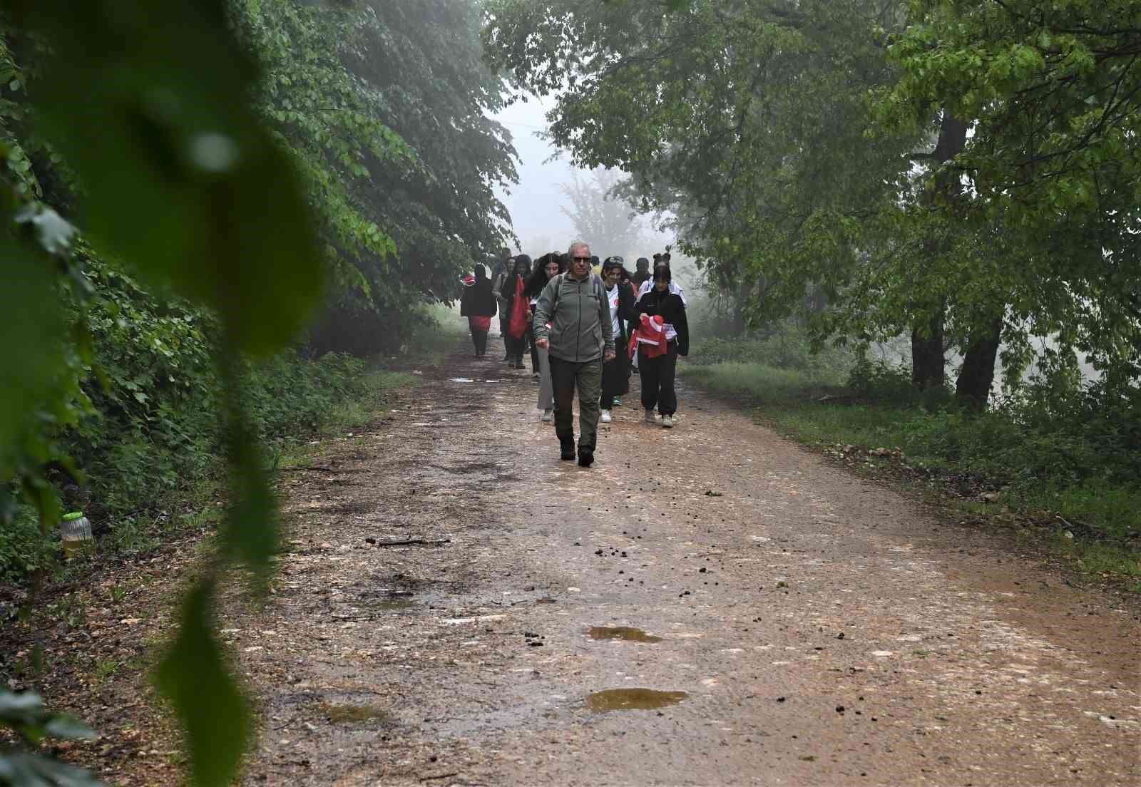 19 Mayıs’ı Uludağ’da yürüyüş yaparak kutladılar